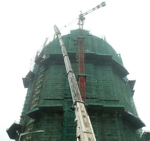 抚顺市吊车在工地上作业
